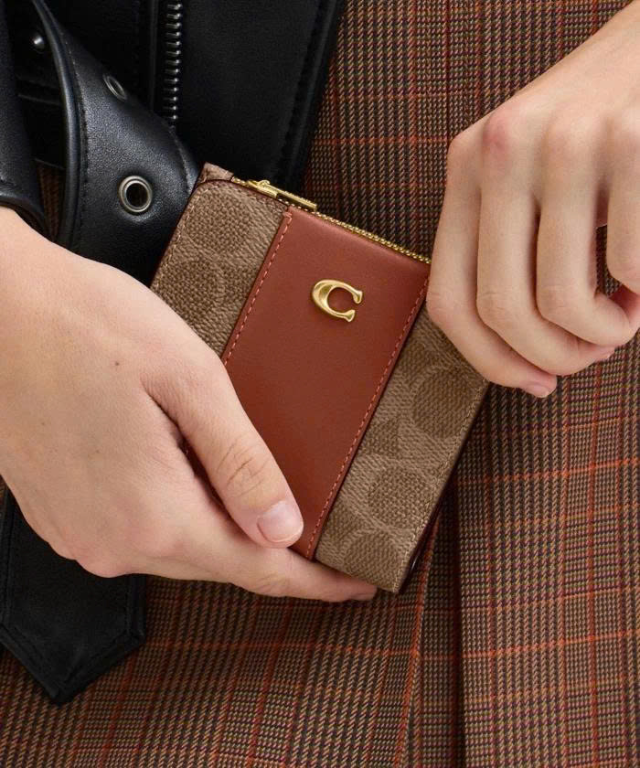 COACH CCY42 ESSENTIAL SLIM BILFOLD WALLET IN SIGNATURE CANVAS - BROWN